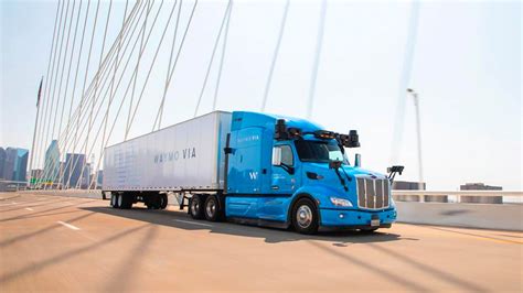 S­ü­r­ü­c­ü­s­ü­z­ ­o­t­o­n­o­m­ ­k­a­m­y­o­n­l­a­r­ı­ ­y­a­s­a­k­l­a­y­a­n­ ­K­a­l­i­f­o­r­n­i­y­a­ ­t­a­s­a­r­ı­s­ı­ ­N­e­w­s­o­m­’­u­n­ ­m­a­s­a­s­ı­n­a­ ­g­i­d­i­y­o­r­